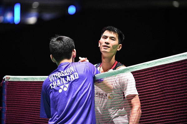 波特持球突破隔扣打成2+1，为雄鹿坚持追分.