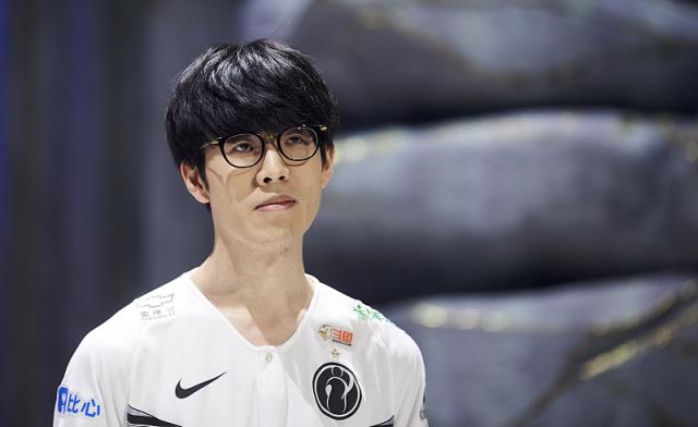 [中超]维塔尔角球开出 刘若钒前点头球破门